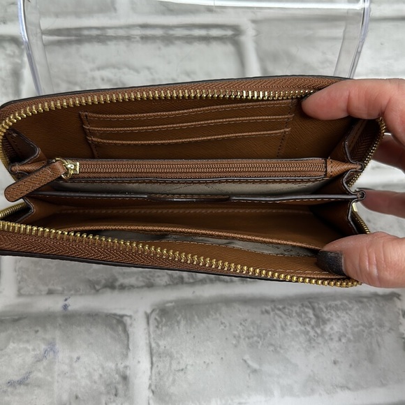 Michale Kors brown pebbled leather wallet.  Gold tone hardware. Zippered closure - Picture 4 of 8
